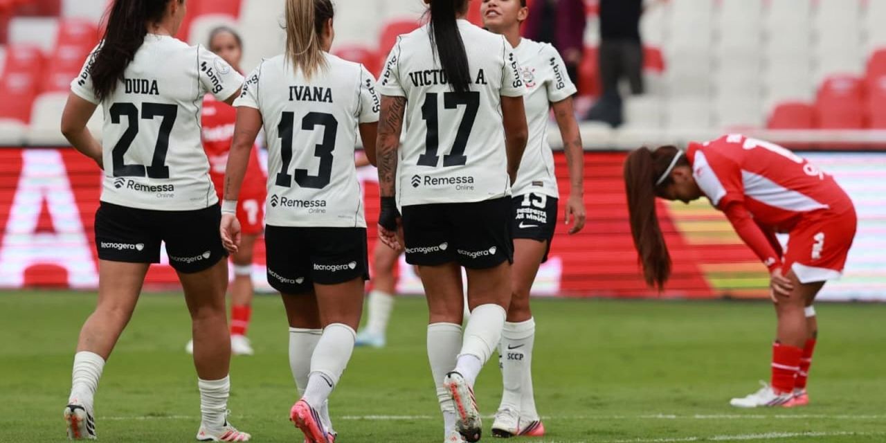Jogadoras do Corinthians comemorando gol contra o Santa Fe
