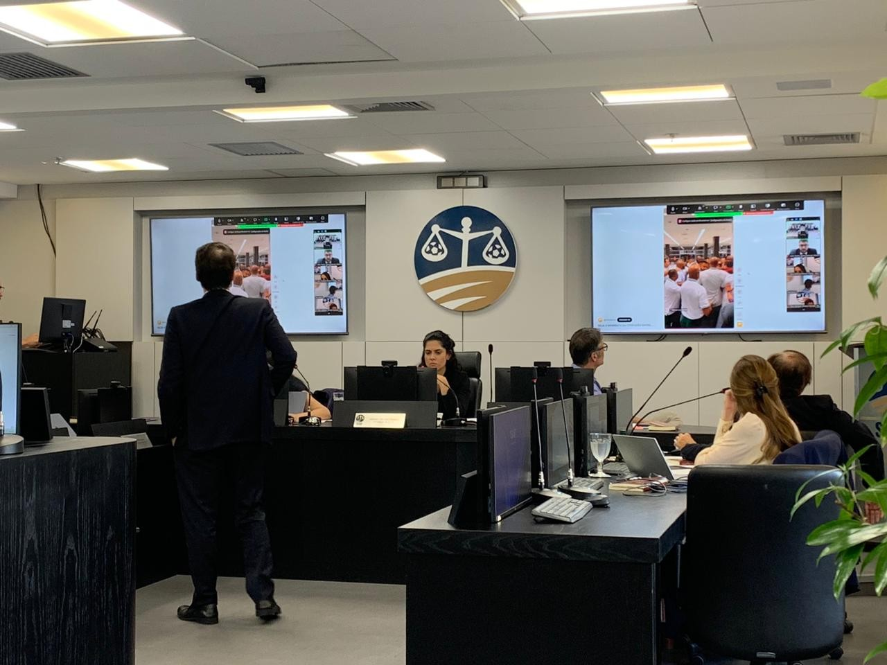 Jogadores do Corinthians no gramado após clássico