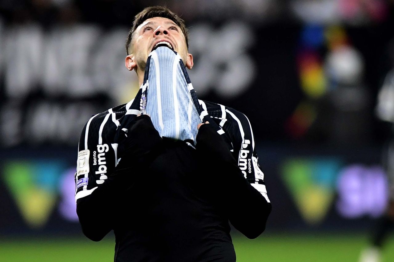 Jogadores do Corinthians lamentam chances perdidas durante a partida