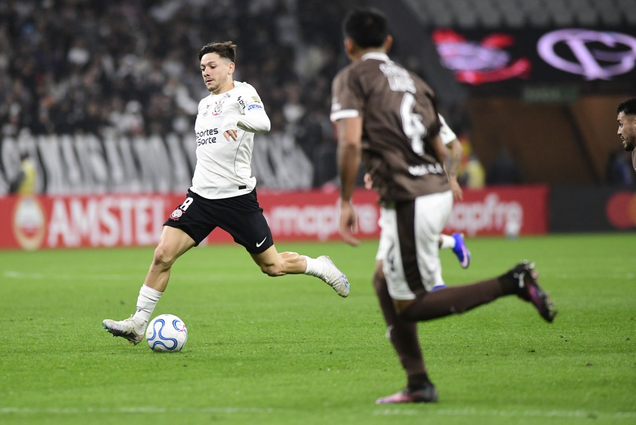 Torcida do Corinthians no jogo contra o Platense