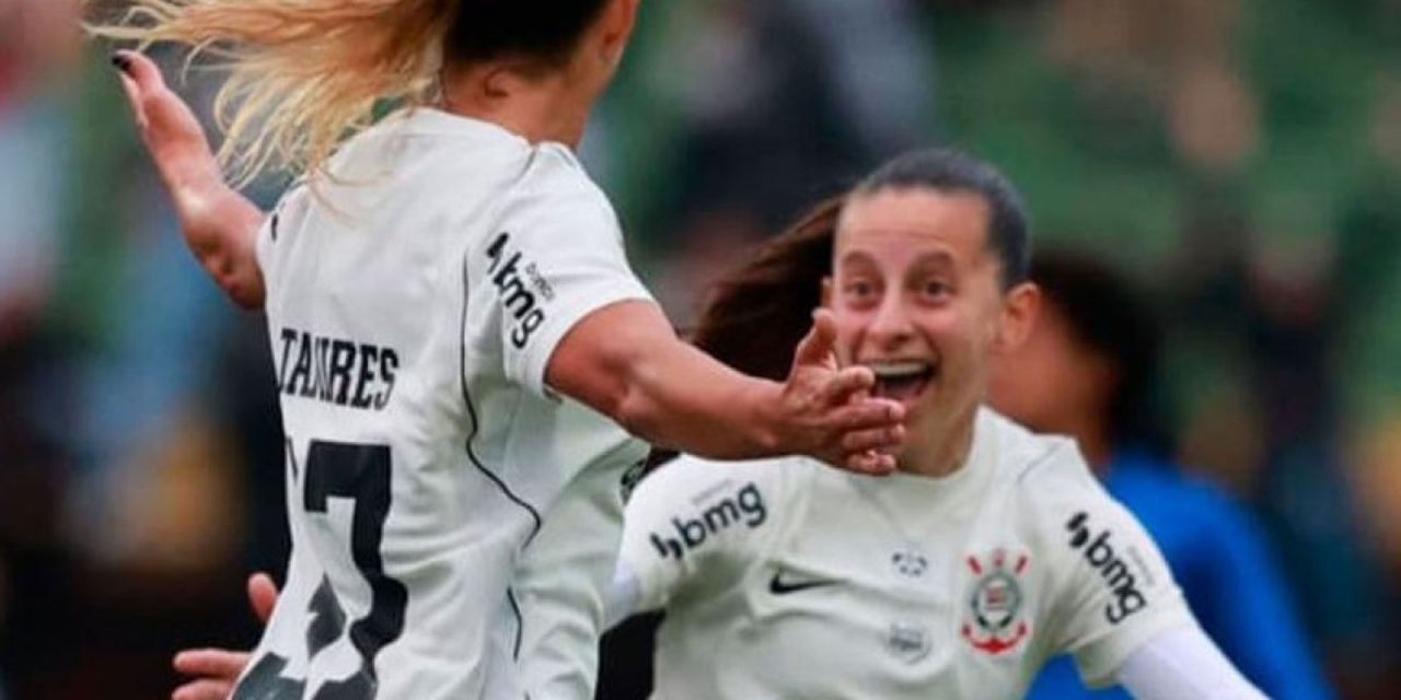 Jogadoras do Corinthians comemoram gol no Canindé