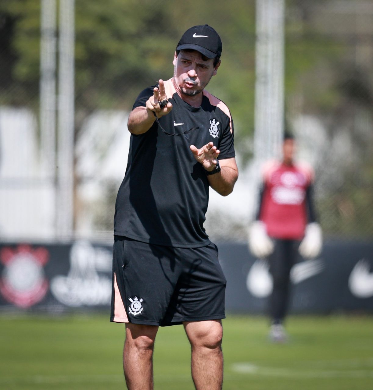 Fernando Diniz orientando treino do Corinthians no CT Joaquim Grava