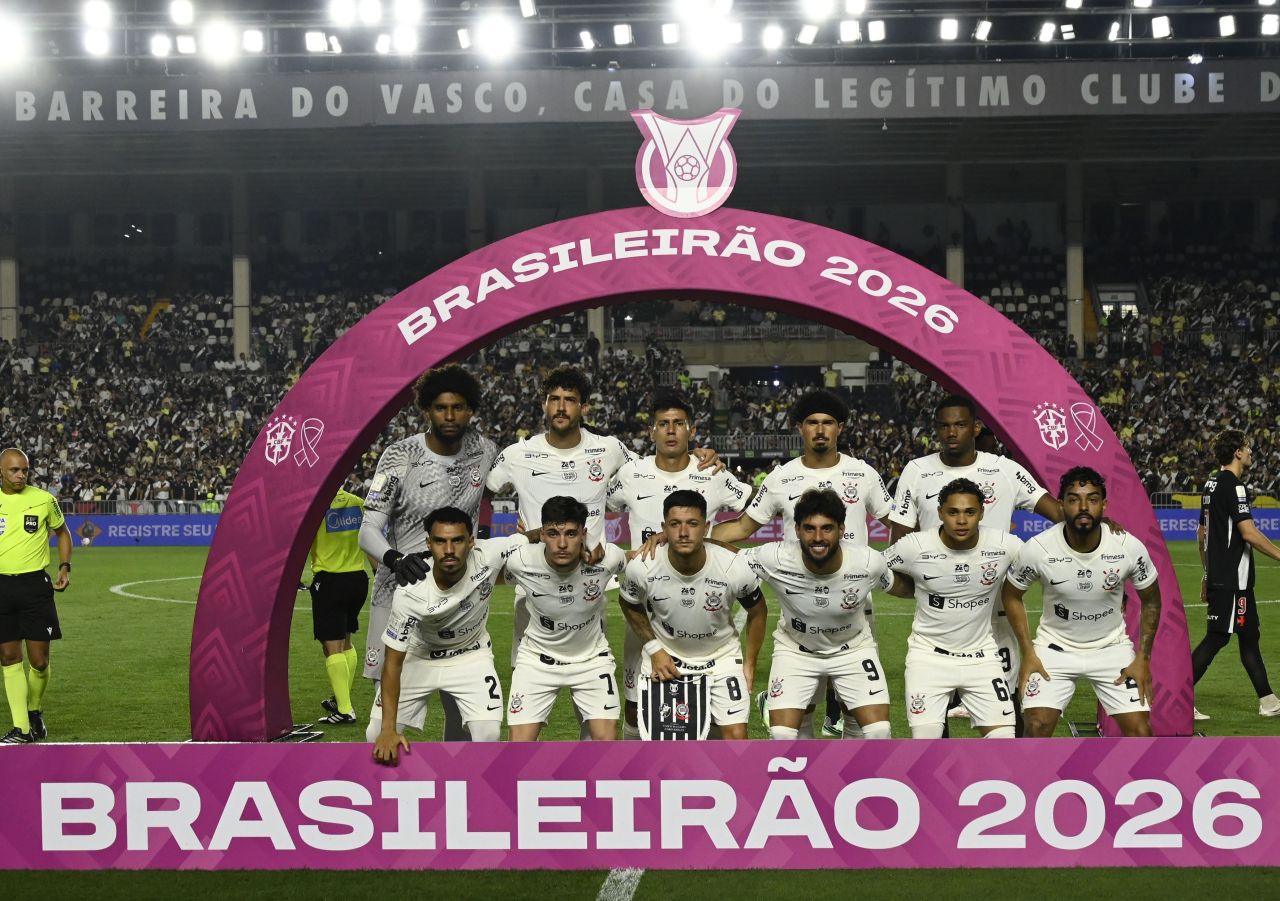 Time do Corinthians posado antes da partida em São Januário