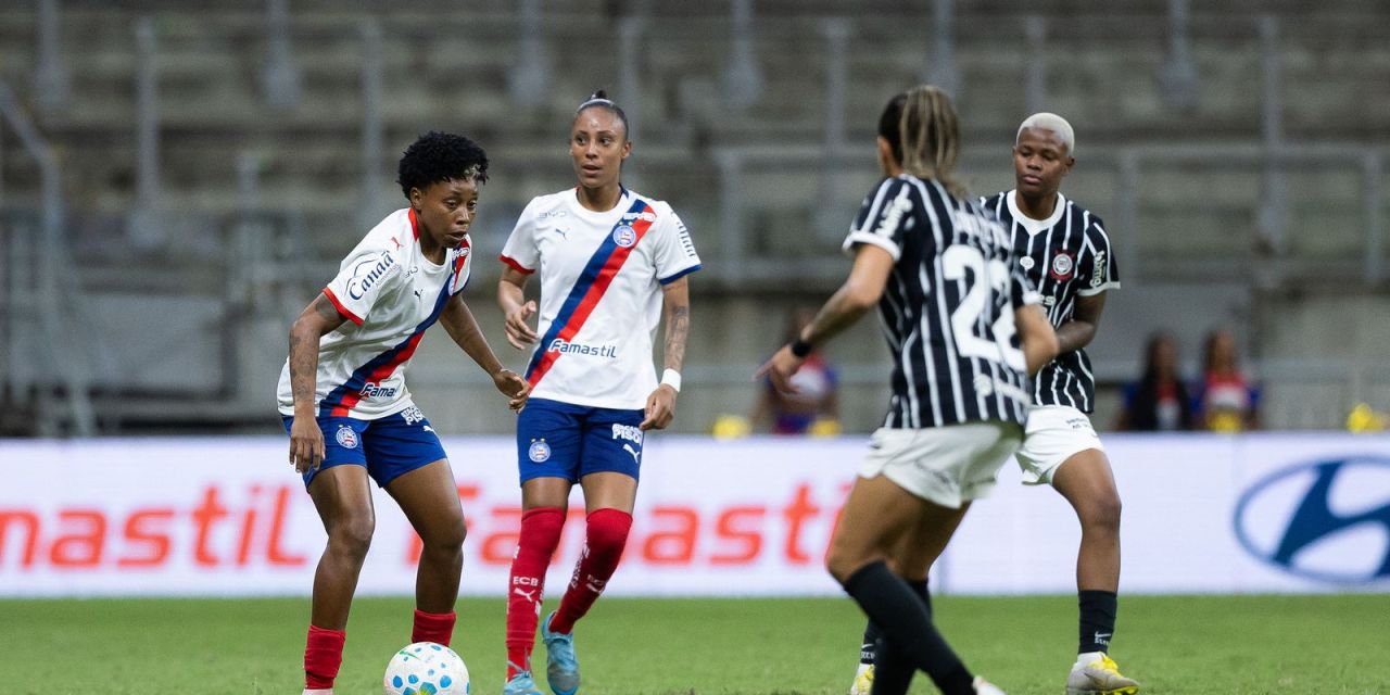 Jogadoras disputam bola na Arena Fonte Nova