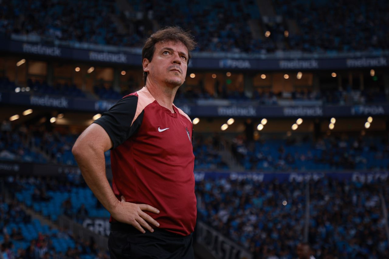 Fernando Diniz observando o jogo no banco do Corinthians
