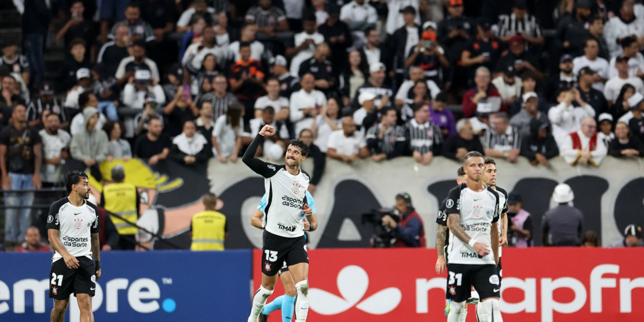 Jogadores do Corinthians comemoram gol contra o Santa Fe em Itaquera