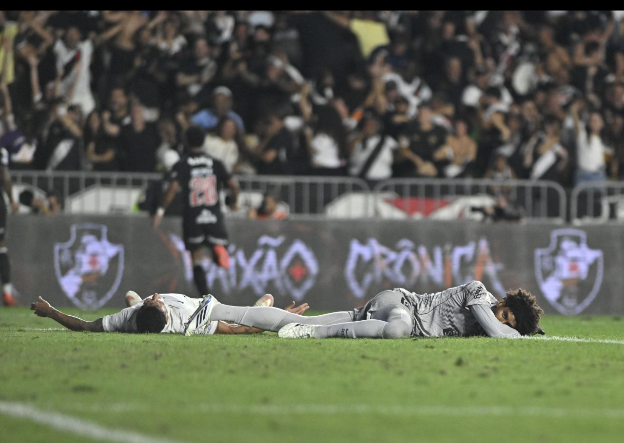 Marino comemora gol do Vasco contra o Corinthians em São Januário