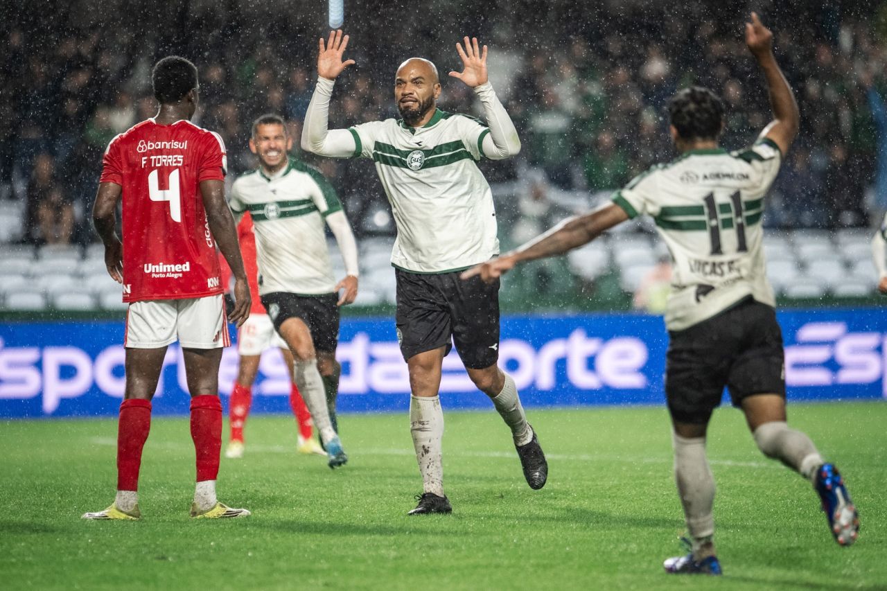 Rodrigo Moledo comemorando o gol