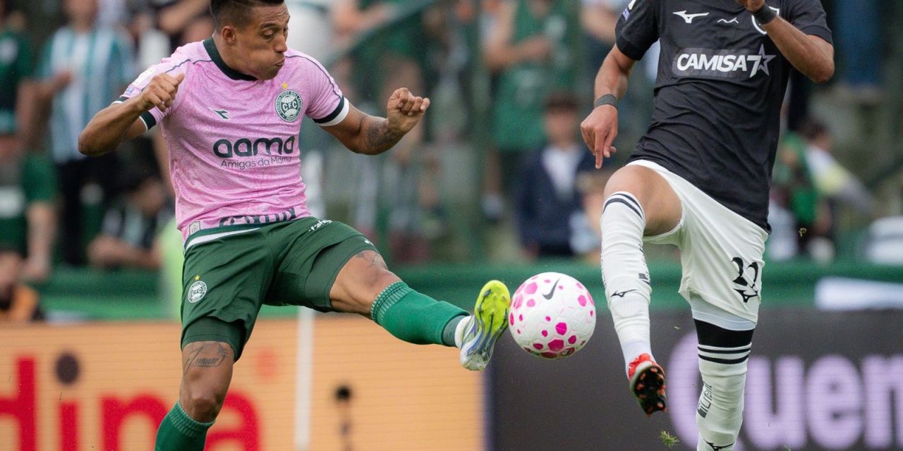 Jogadores disputam bola no Couto Pereira durante Coritiba x Botafogo