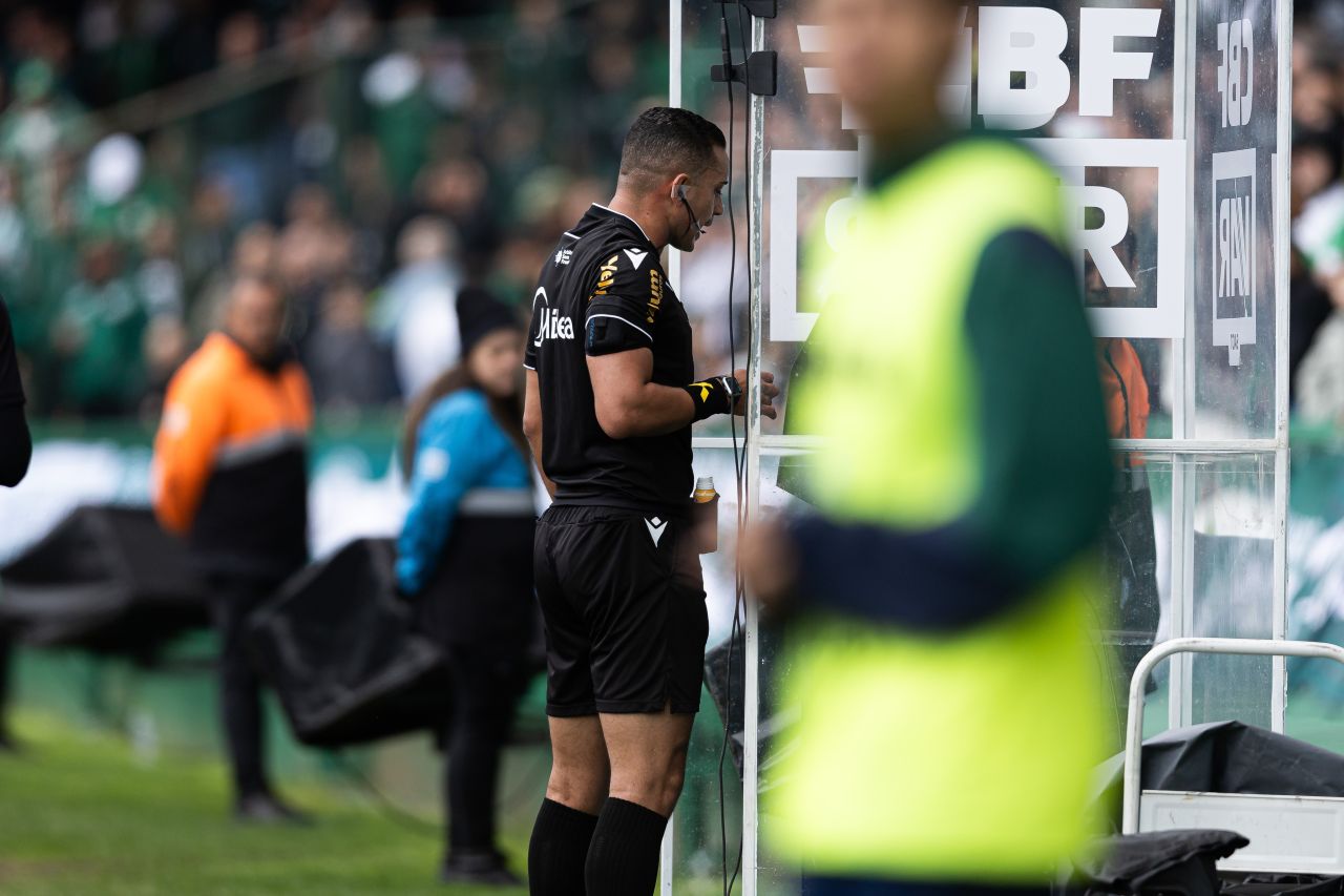 Árbitro revendo lance no monitor do VAR