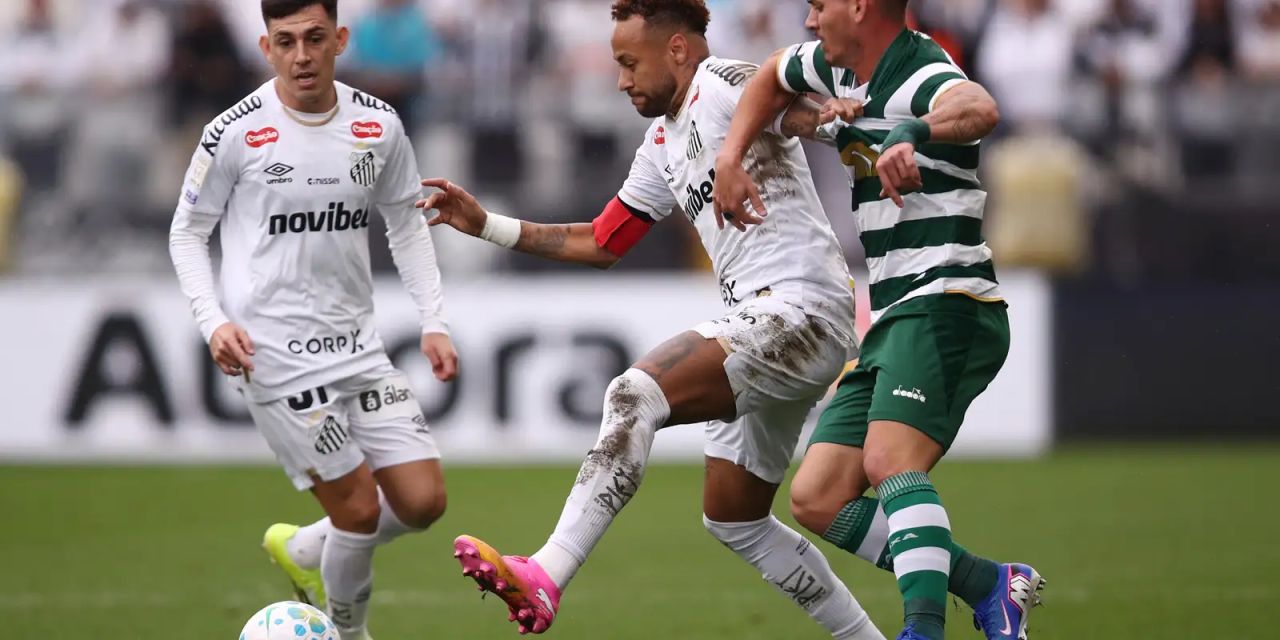 Breno Lopes comemora gol pelo Coritiba contra o Santos