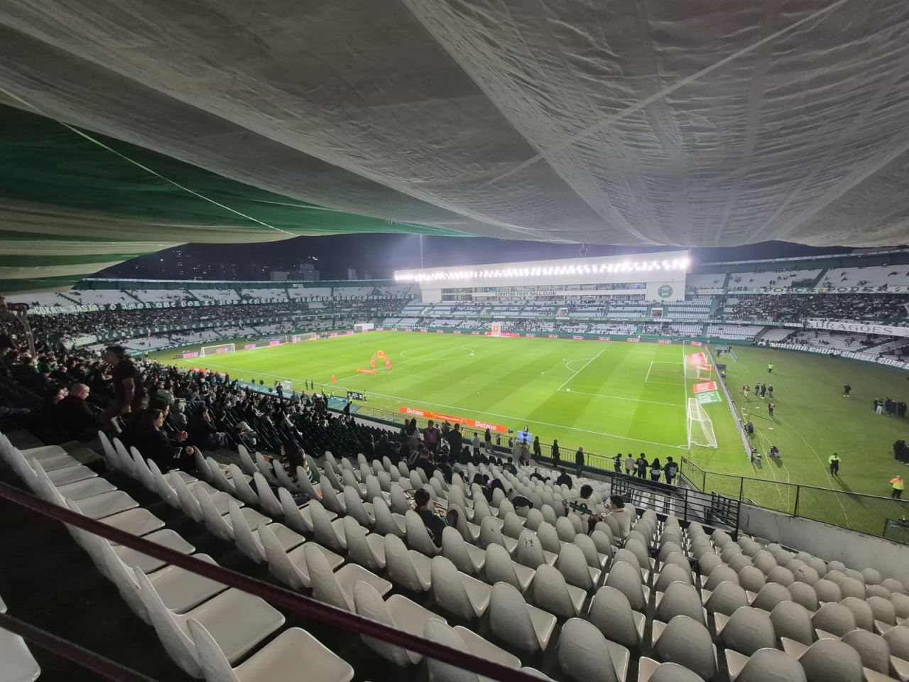 Jogadores do Coritiba e Palmeiras no campo durante preparação