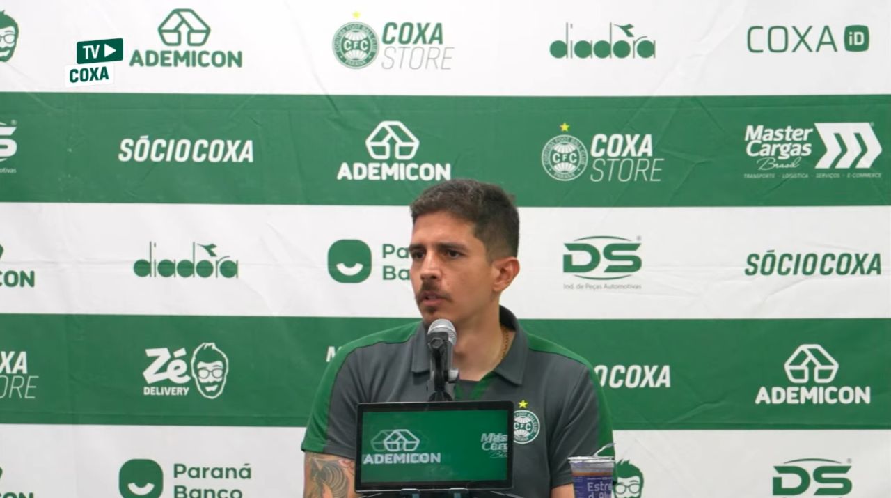 Fabinho comemora gol do Coritiba no Mangueirão