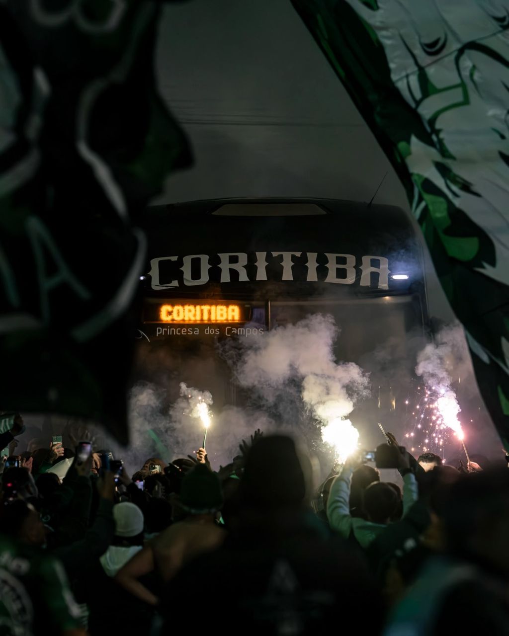 Torcida do Coritiba com sinalizadores verdes e brancos na rua Mauá