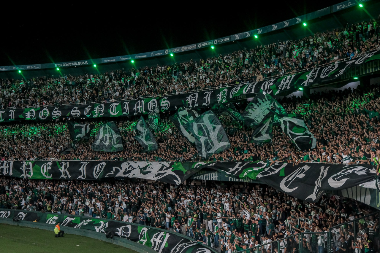 Jogadores do Atlético-MG em campo durante aquecimento