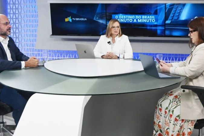 Equipe de jornalismo no estúdio da central de apuração