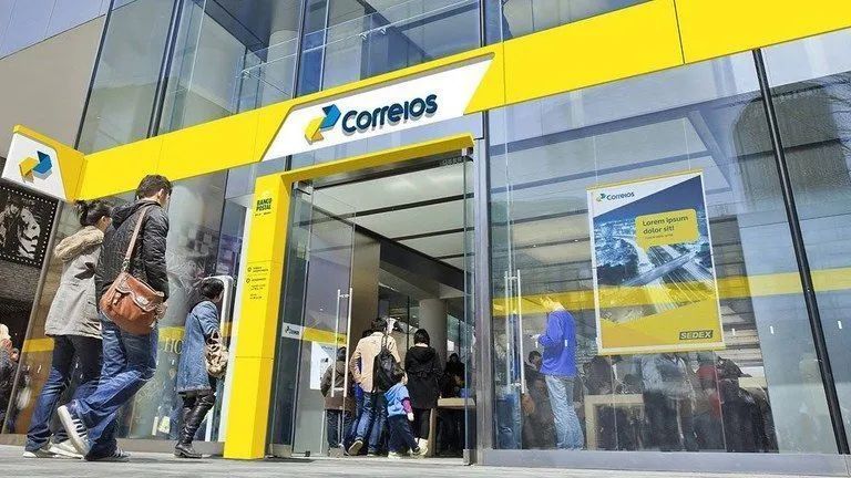 Agência dos Correios com clientes em atendimento