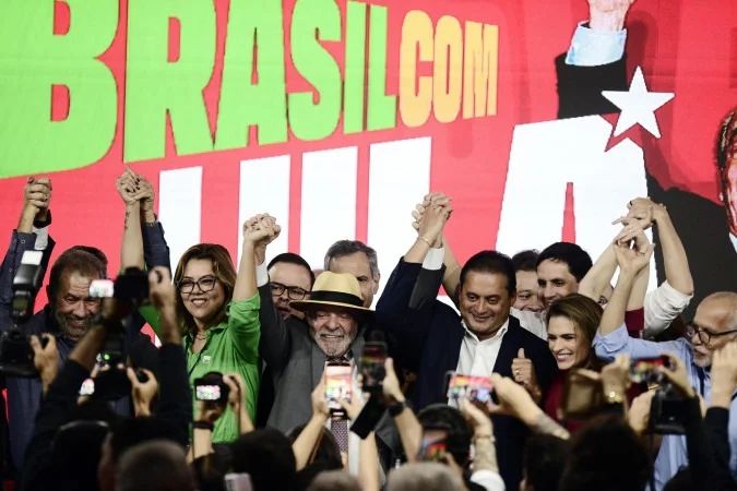 Plenário de convenção partidária e agentes da Polícia Federal em ação