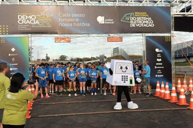 Largada da Corrida pela Democracia no Autódromo Nelson Piquet