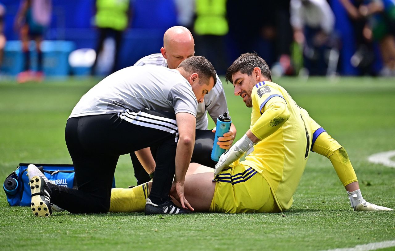 Thibaut Courtois deixando o campo com expressão emocionada