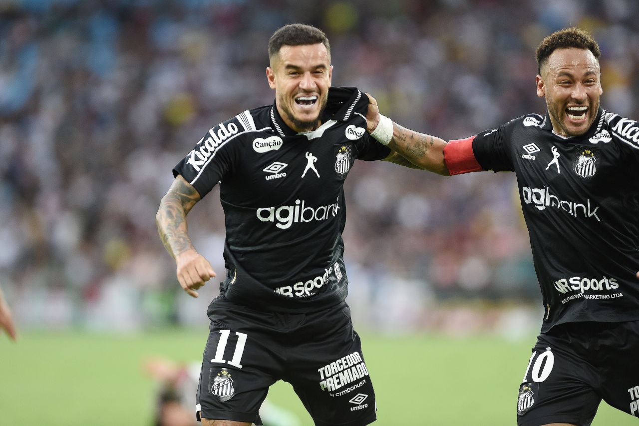 Coutinho comemora gol ao lado de Neymar no Maracanã