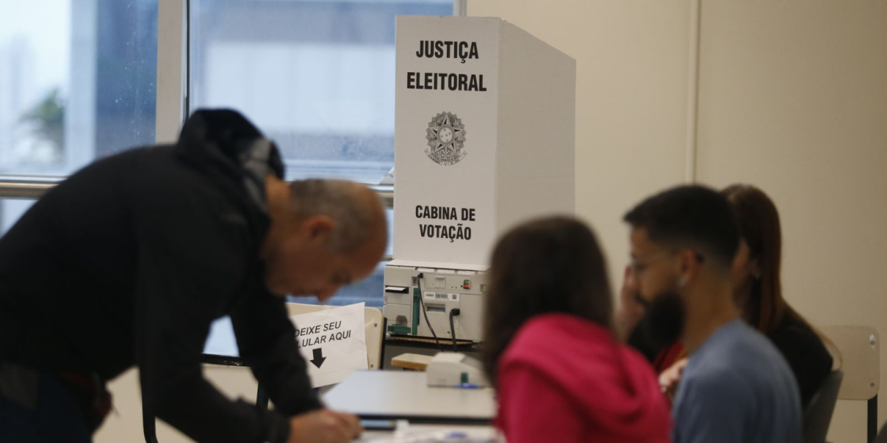 Eleitores idosos em fila de votação