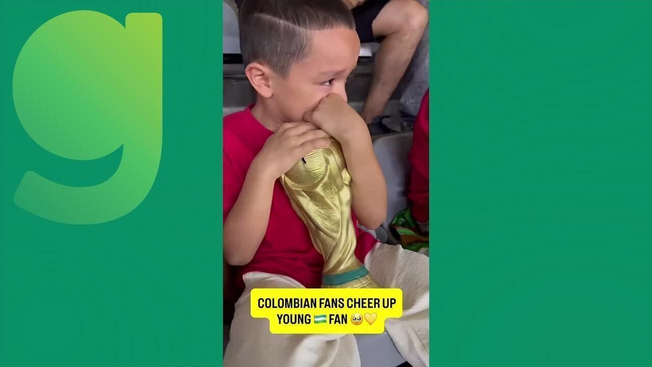 criança uzbeque chorando consolada por torcedores colombianos no Estádio Azteca