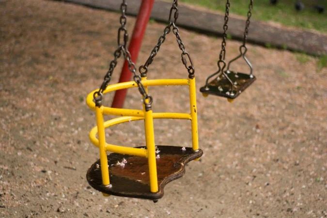 Crianças em pátio escolar