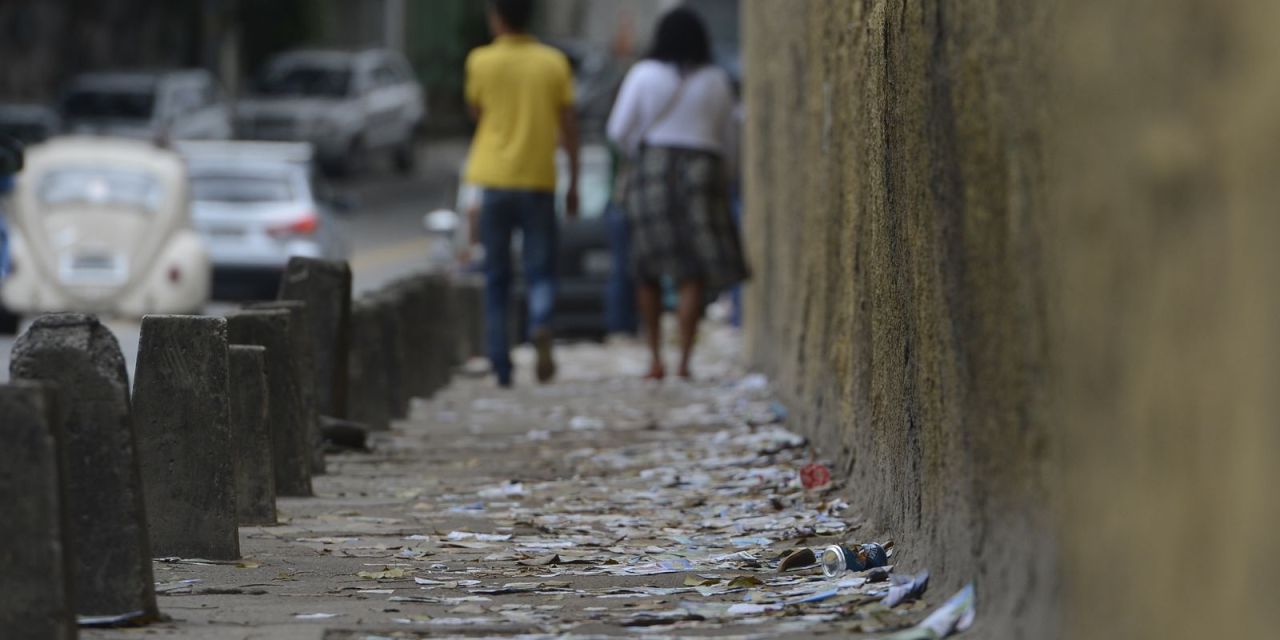 eleitores na fila de votação