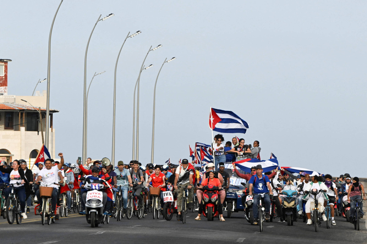Manifestantes nas ruas de Cuba durante protestos contra apagões