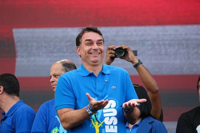 Flávio Bolsonaro discursando em evento do PL