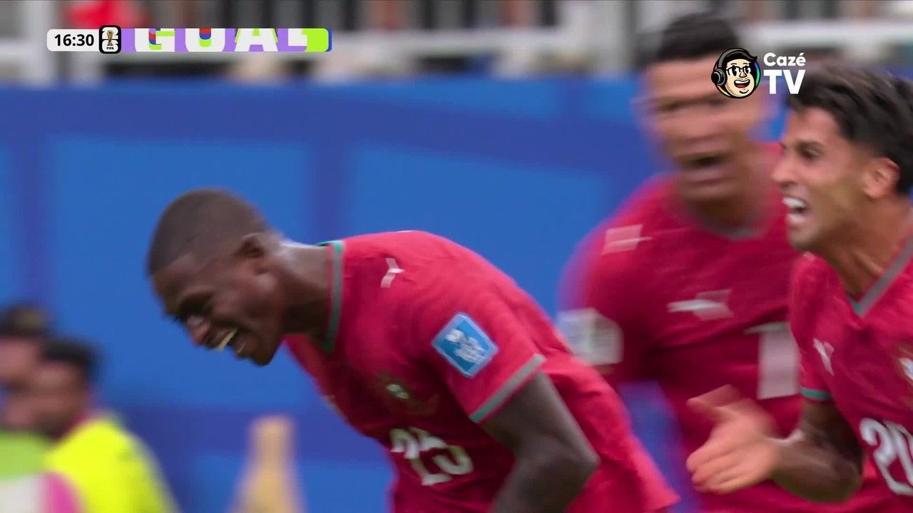 Cristiano Ronaldo exibindo chuteira dourada
