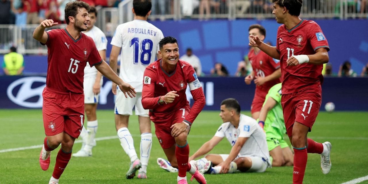 Cristiano Ronaldo comemorando um gol com a camisa de Portugal