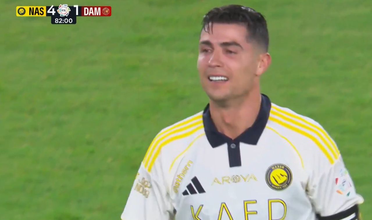 Cristiano Ronaldo emocionado no gramado do Al-Awwal Park