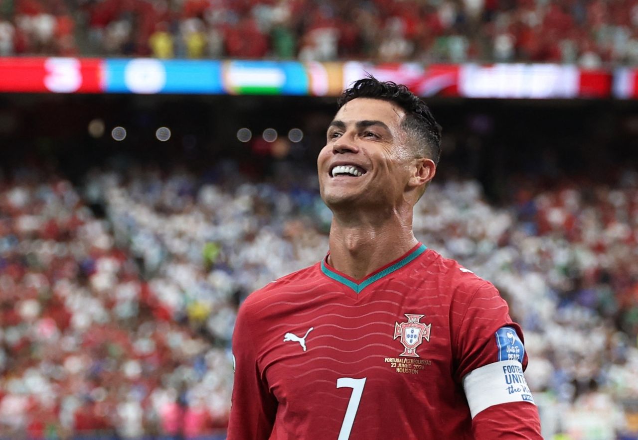 Cristiano Ronaldo celebrando após gol contra o Uzbequistão