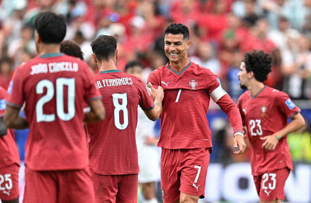 Cristiano Ronaldo comemorando gol com a camisa de Portugal