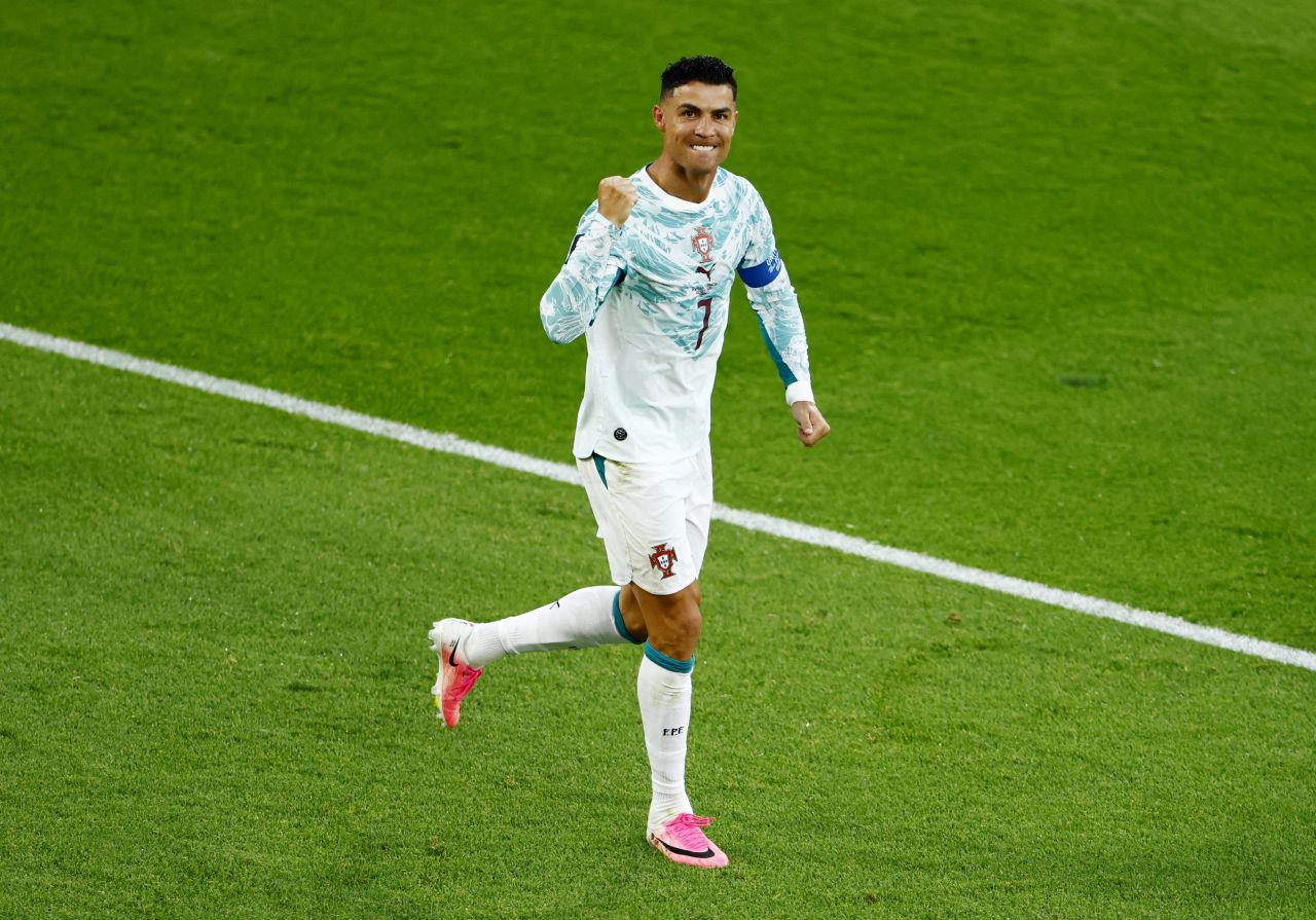 Cristiano Ronaldo comemorando após converter pênalti