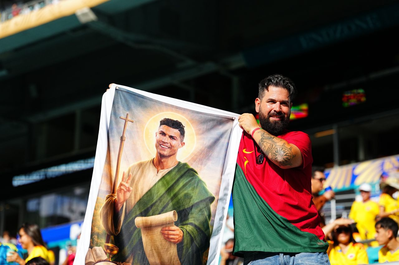 Torcedor com bandeira de Cristiano Ronaldo