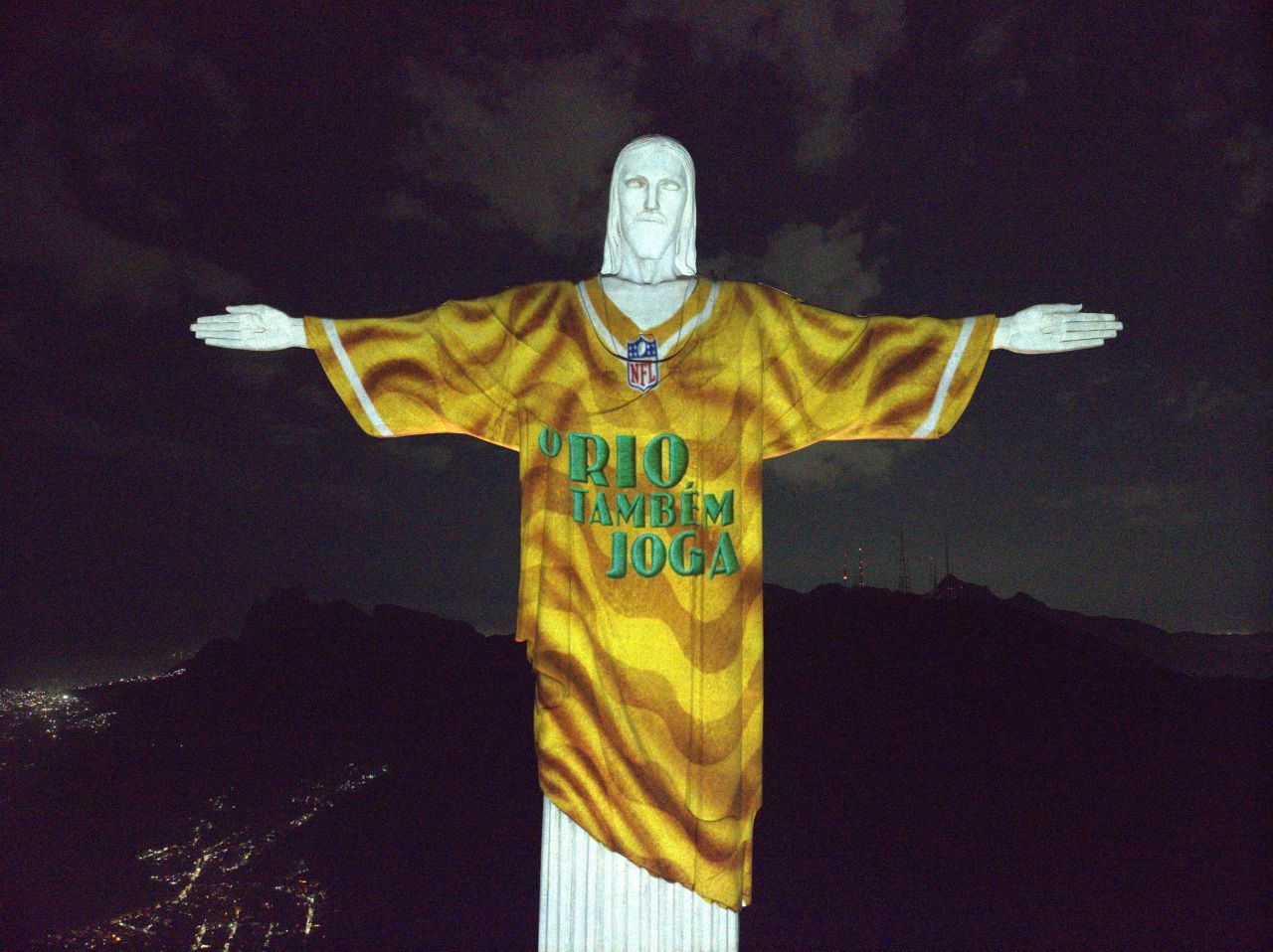 Projeção temática no Cristo Redentor para jogo da NFL
