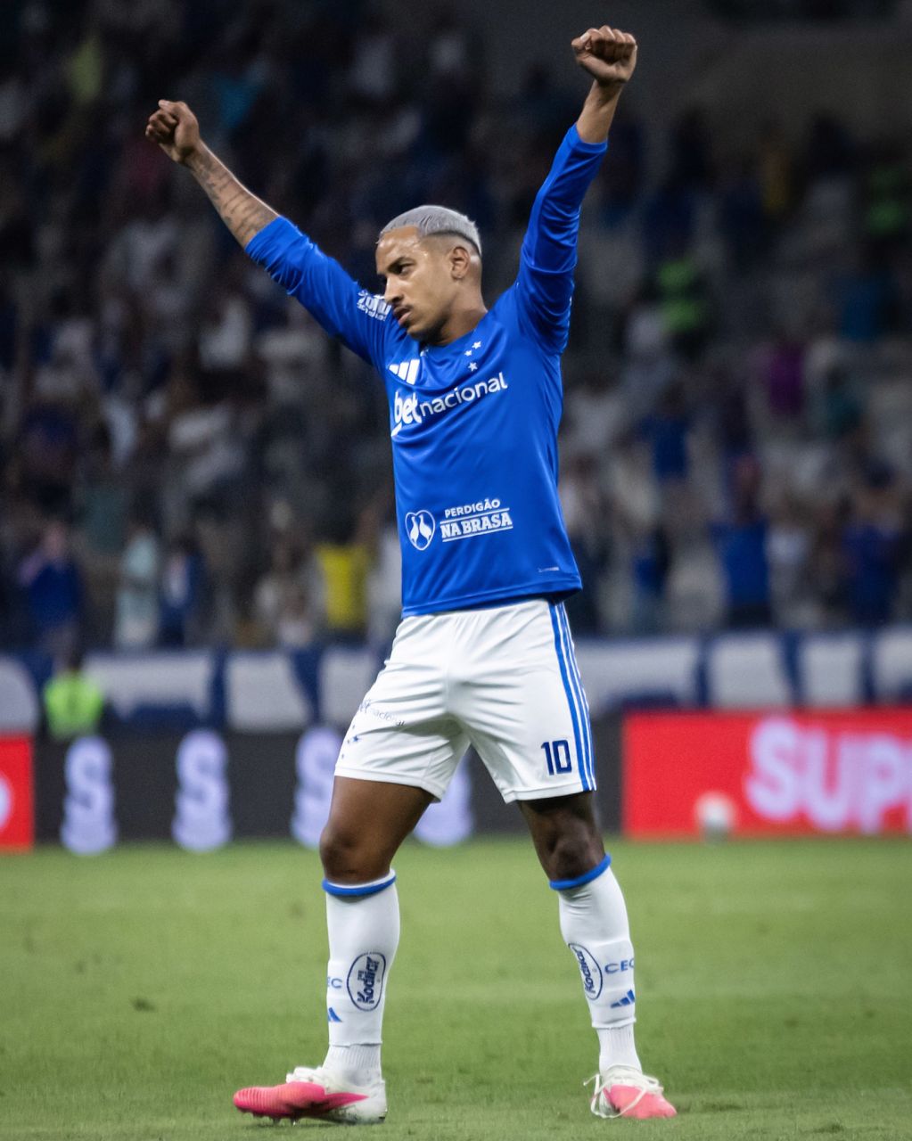 Matheus Pereira comemora o gol do Cruzeiro