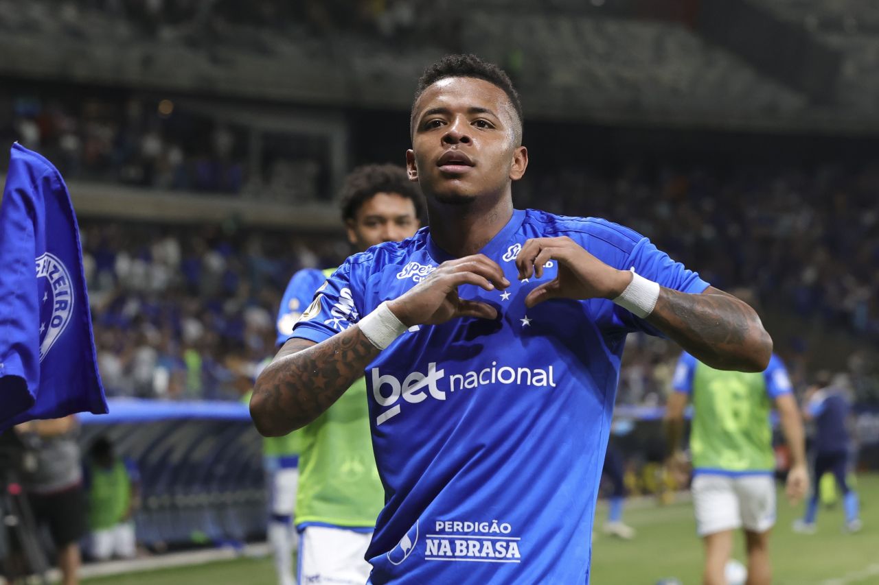Arroyo comemorando gol contra o Atlético-MG