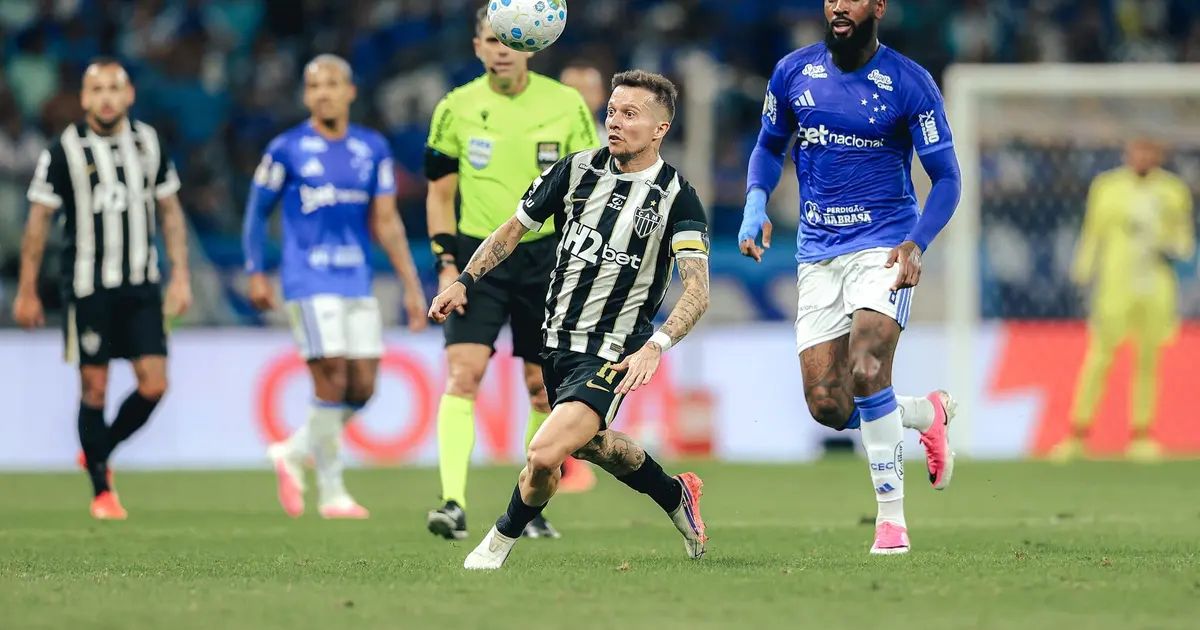 Jogadores disputam bola durante Cruzeiro x Atlético-MG no Mineirão