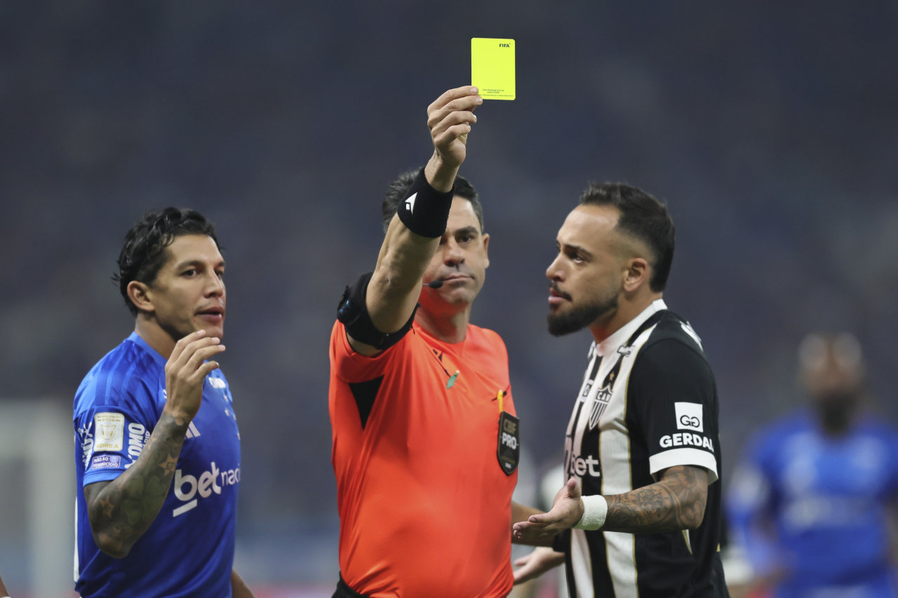 Revisão do VAR durante Cruzeiro x Atlético-MG