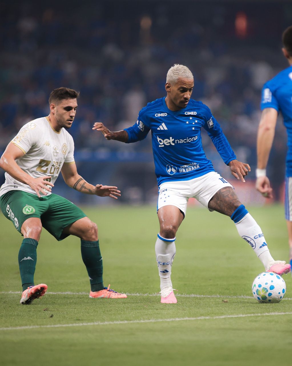 Matheus Pereira conduzindo a bola pelo Cruzeiro