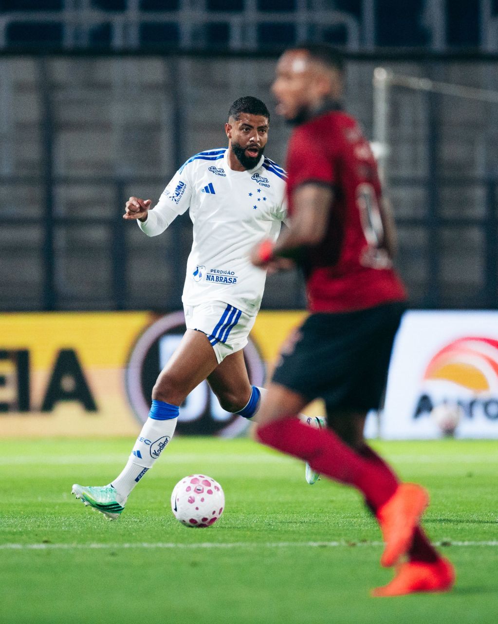 Wallace Yan comemora gol pelo Bragantino