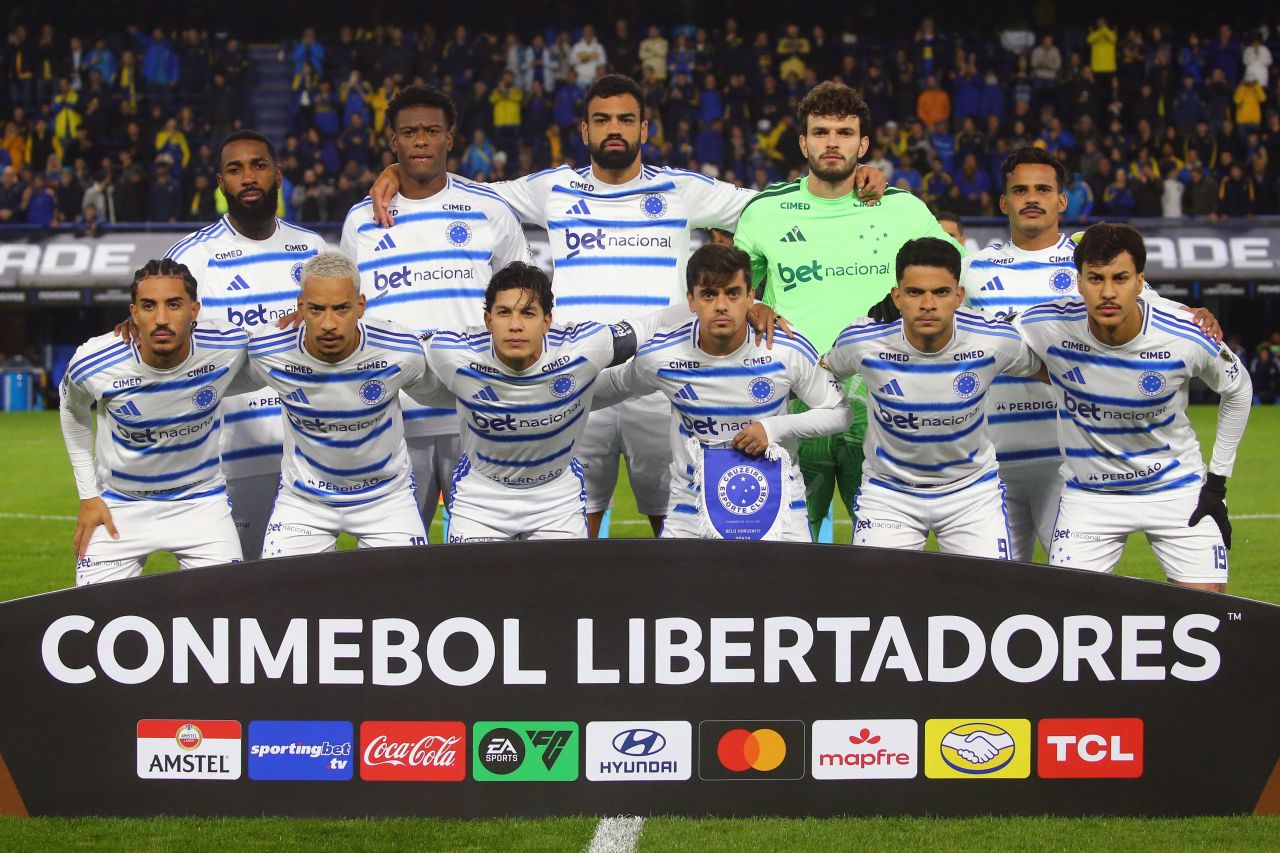 Jogadores do Cruzeiro comemoram durante jogo contra Barcelona de Guayaquil