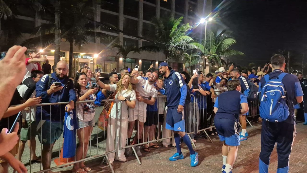 Delegação do Cruzeiro recebida por torcedores no Rio