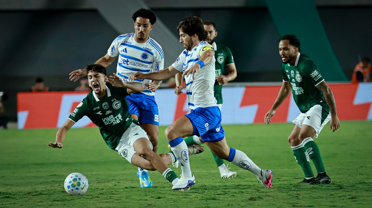 Jogadores de Goiás e Cruzeiro disputam lance no empate por 2 a 2