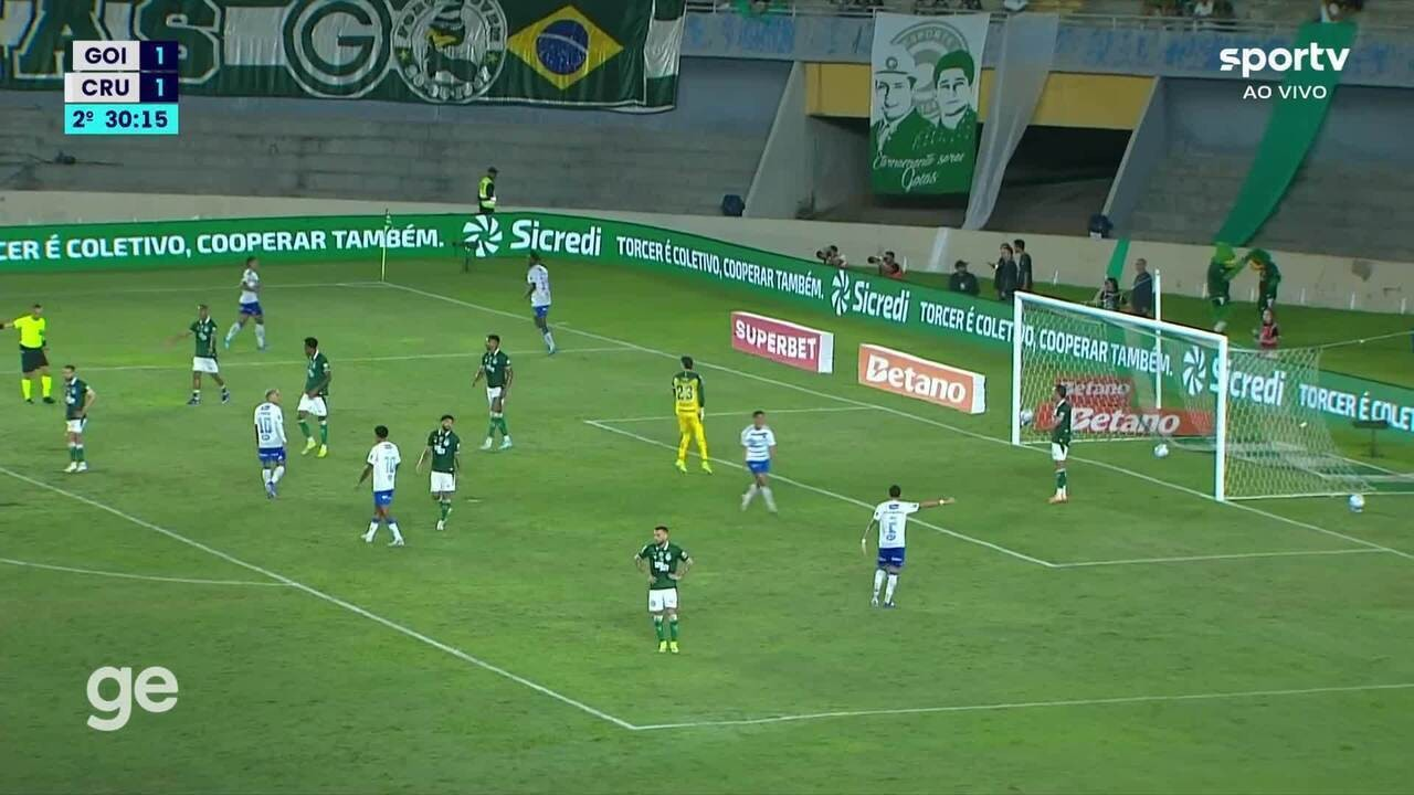 Arroyo comemora gol do Cruzeiro durante empate com o Goiás