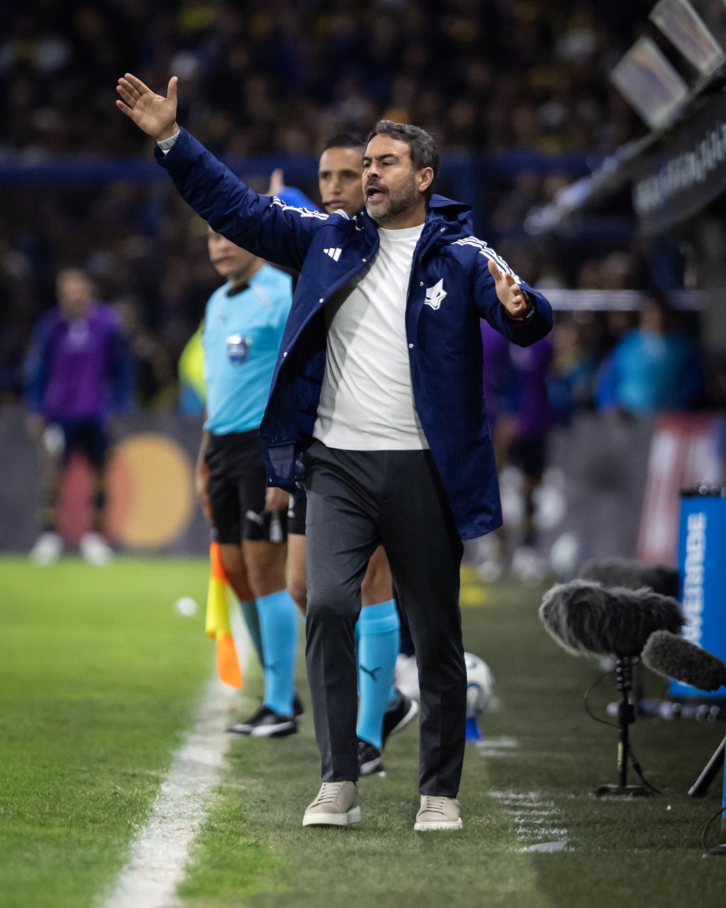 Jogadores do Cruzeiro comemoram gol em campo da Bombonera